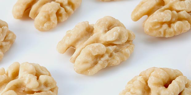 Skinless walnut kernels